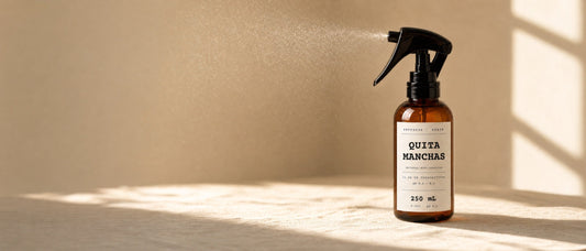 Protocol Stain quitamanchas universal en spray sobre fondo crema
