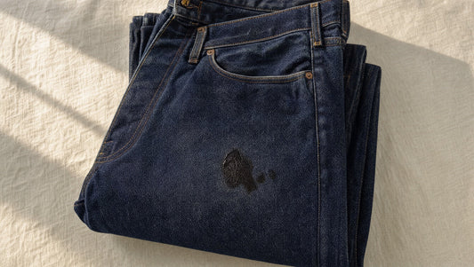 Mancha de aceite y grasa en jeans de mezclilla