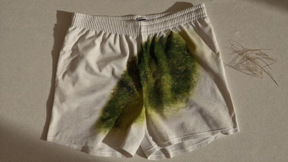 Mancha de pasto en short deportivo blanco
