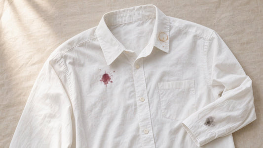 Camisa blanca con manchas de vino, café y grasa